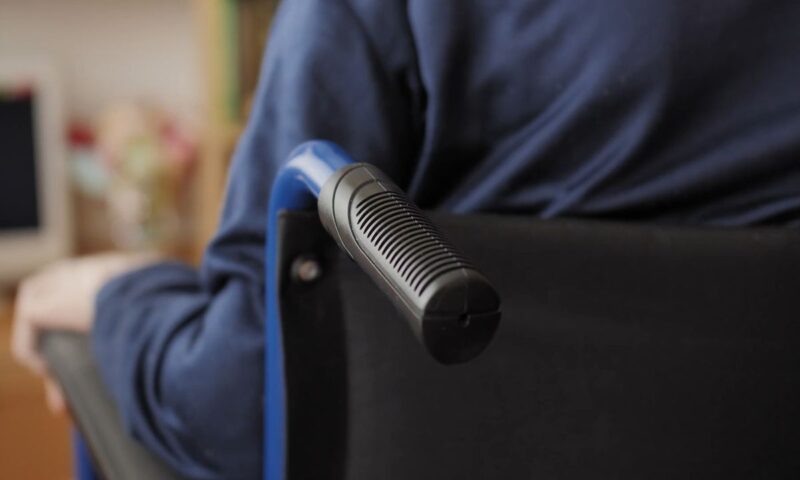 prikaz čoveka koji sedi u invalidskim kolicima